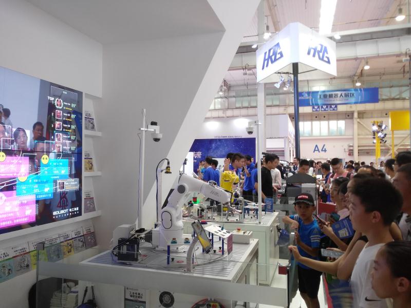 批量培訓(xùn)工業(yè)機器人應(yīng)用工程師 破解先進制造業(yè)人才瓶頸