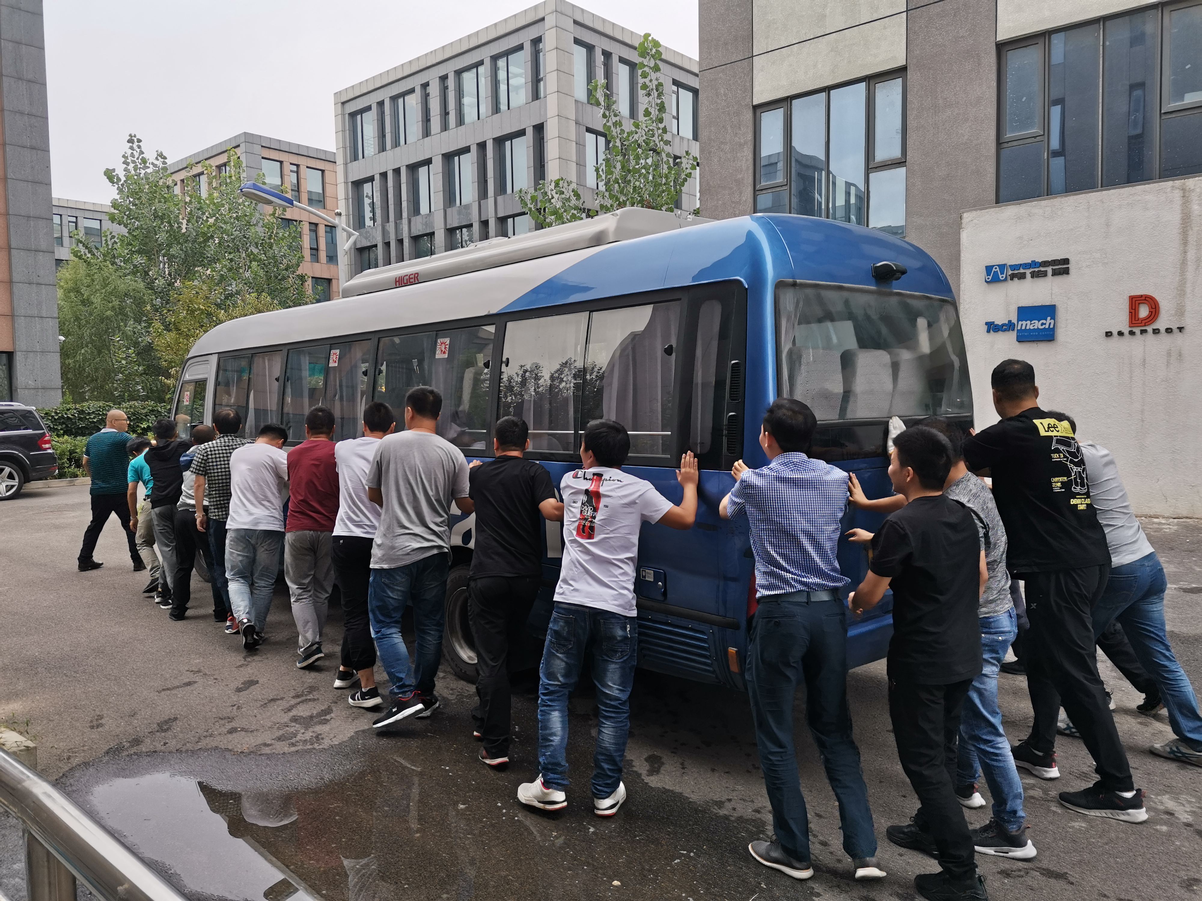 【鈦·暖心】公司班車發生故障，萬眾一心集體推車